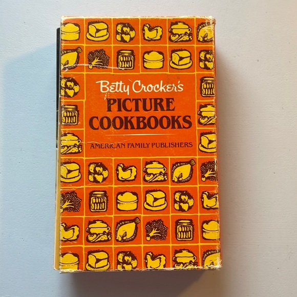 Cookbooks Other - 🎁NOT ELIGIBLE FOR BUNDLE DEAL/Vintage Betty Crocker’s Picture Cookbooks 1982